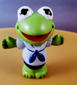 Baby Kermit PVC Figur Tortenaufleger Mini Fig Muppet Babys 2 Zoll Matrosenanzug - Bild 1 von 4