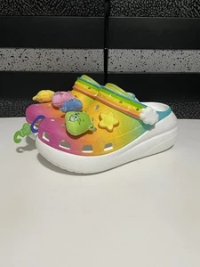 Nuevas sandalias Crocs Classic Crush Zueco “Care Bears” 210103-100 para mujer talla 7-8 RARAS - Imagen 1 de 6