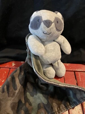 Cobertor de segurança Carter's Guaxinim camuflado chocalho amoroso bebê brinquedo verde exército - Imagem 1 de 4