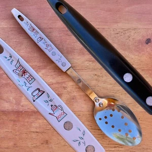 STAINLESS USA Straining Serving Spoon VTG Scene Plastic Handle Hanger Hole 10.5” - Picture 1 of 12