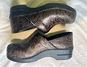 Dansko braune verzierte Paisley Leder geschlossen Clogs Damen Gr. 41 Slipper - Bild 1 von 10