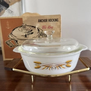 Vintage Fire King Wheat 1 1/2 Qt Casserole With Buffet Server in Box NOS Anchor - Picture 1 of 9