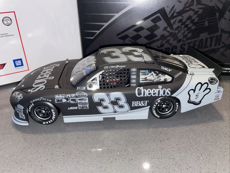Raro Clint Bowyer Cheerios Autografiado 2011 Etiqueta Negra #33 Escala 1/24 Foto 1 de 4
