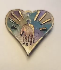 Broche o colgante de corazón hecho a mano de 2" movimientos manuales Hamsa agitando - Imagen 1 de 4