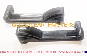 Retroexcavadora JCB - MANIJAS DE VENTANA LATERAL, 2 PIEZAS. (Nº DE PIEZA 331/38532 y 116/00822) - Imagen 1 de 7