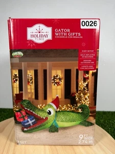 Holiday Time Alligator mit Geschenken luftgeblasen aufblasbar Weihnachten Garten Dekor 9 Fuß breit. - Bild 1 von 3