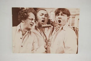 Postal coleccionable de 4 x 6 de Los tres chiflados cantando 136-391 - Imagen 1 de 1