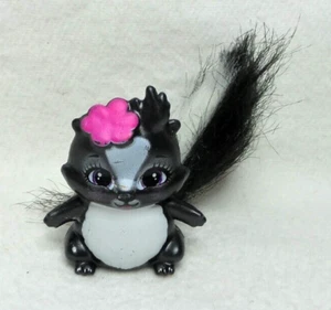 FIGURINE ANIMAL ENCHANTIMALS MOUFETTE CAPER NOIR ET BLANC QUEUE POILU - MATTEL - Imagen 1 de 5