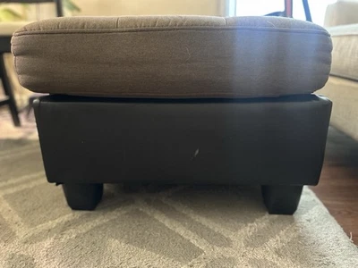 Otomana tapizada marrón con base negra y tapa acolchada Foto 1 de 4