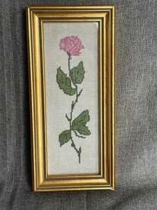 "Muestreador antiguo de punto de cruz rosa rosa enmarcado personalizado en marco dorado de 10""" - Imagen 1 de 6