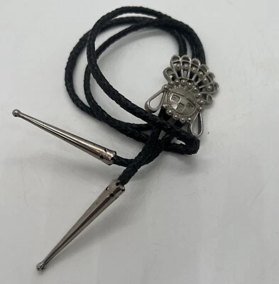 Corbata Bolo de colección ornamentada plata estaño símbolos indios nativos americanos D3 Foto 1 de 4