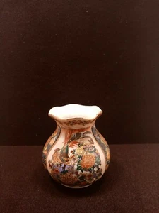 Handpainted vase Made in China VTG. 3.5" tall Pretty Ceramic - Picture 1 of 7
