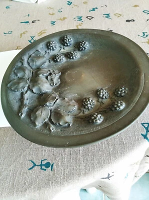 PLAT 1900 à piédouche, en étain, signé Esté / décor Framboises - Photo 1/3