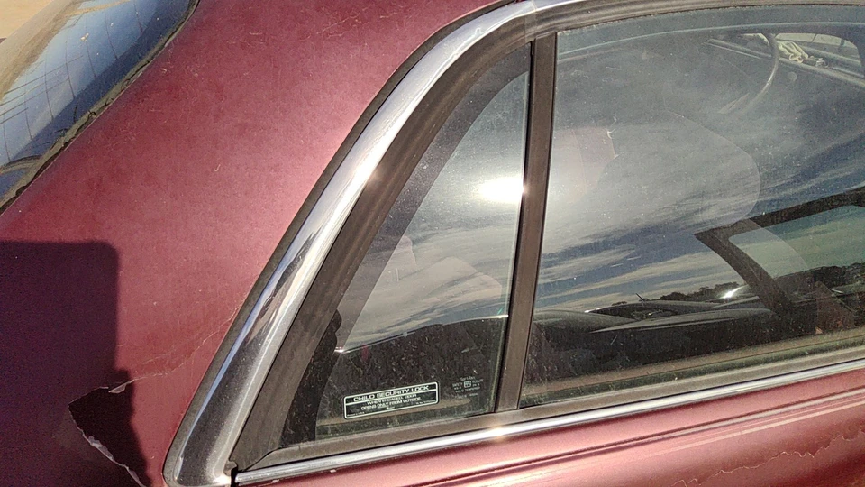 92-99 Buick Lesabre Pasajero Derecho Ventilación Trasera Ventana Puerta Trasera Vidrio con Marco Foto 1 de 2