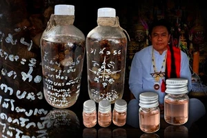 Prai Charm Oil 2014 – Love, Attraction & Luck by Ajarn Nuch Thai Magical Oil - Picture 1 of 2