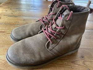 Botas UGGs Para Hombres Marrón Harkley Talla 12 Cuero Lana Usadas en Excelente Condición Impermeables 1017238 - Imagen 1 de 9