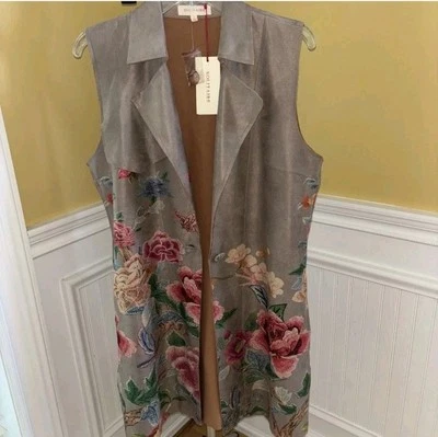 COLETE LONGO SOLITAIRE ANTHROPOLOGIE NOVO COM ETIQUETAS CAMURÇA FALSA ESTAMPA FLORAL TAMANHO MÉDIO - Imagem 1 de 4