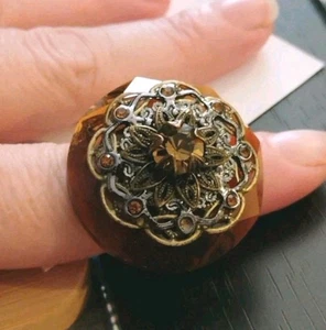 Anello Ornato IMPILATO Filigrana Strass e Marrone Acrilico/Lucite Impilato Misura 7,5! - Foto 1 di 15