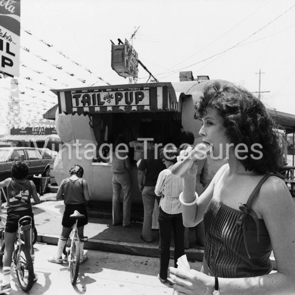 Sigourney Weaver Eats a Hot Dog in Los Angeles, 1983 Photo Print Poster - Image 1 of 1