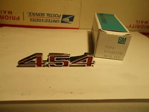 Corvette 454 1973-74 emblema capó nuevo en stock GM #336119 original Caja, 3975410 emblema rojo - Imagen 1 de 8