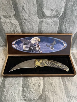 Cuchillo Decorativo 7.5" Con Bandera En Hoja Y Agarre De Goma Águila Dorada En Caja Foto 1 de 4