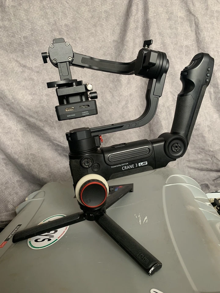 Cardán de 3 ejes Zhiyun CRANE 3 LAB con paquete maestro accesorios Foto 1 de 4