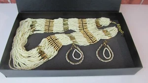 Modeschmuck Set - Perlenkette 26 Zoll und Ohrringe in einer Box - Bild 1 von 5