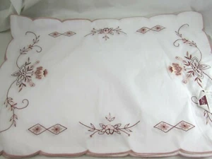 4 Vintage Embroidered Cotton Blend Placemats Pink White 52152 Mauve - Picture 1 of 5