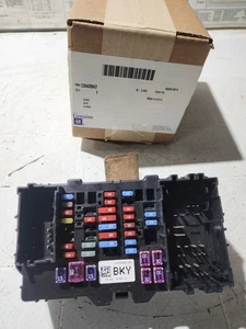 2015 GMC Sierra Front Left Cabin Fuse Box 23443947 OEM - Picture 1 of 1