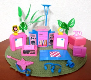 VGT Barbie Rockin House Party Playset Accessories Plants Stereo  Lamp  Guitar - Afbeelding 1 van 4