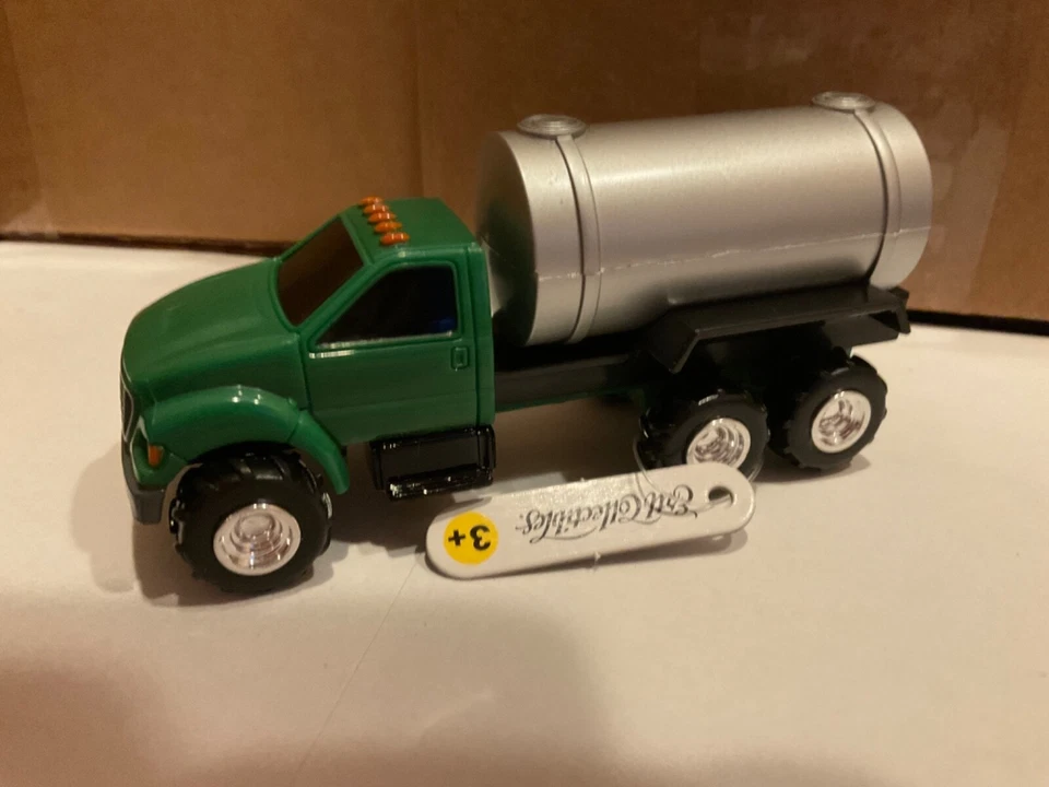 Camión cisterna Ford Ertl 1/64 1:64 Collect N Play.  Nuevo sin embalaje Foto 1 de 1