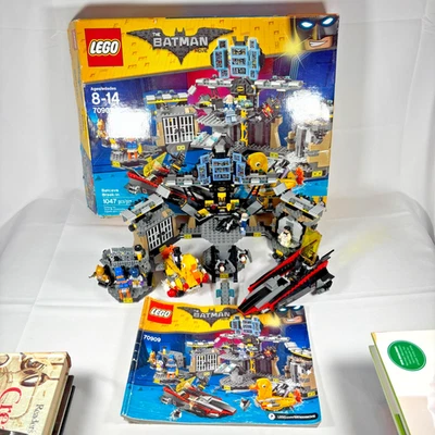 LEGO Batman Movie 70909 Batcave Break-In Complete w/ Box & Manual - Image 1 of 4