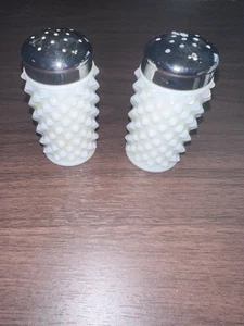 Salero y pimentero Fenton Hobnail de colección tapas metálicas de vidrio de leche blanco - Imagen 1 de 6