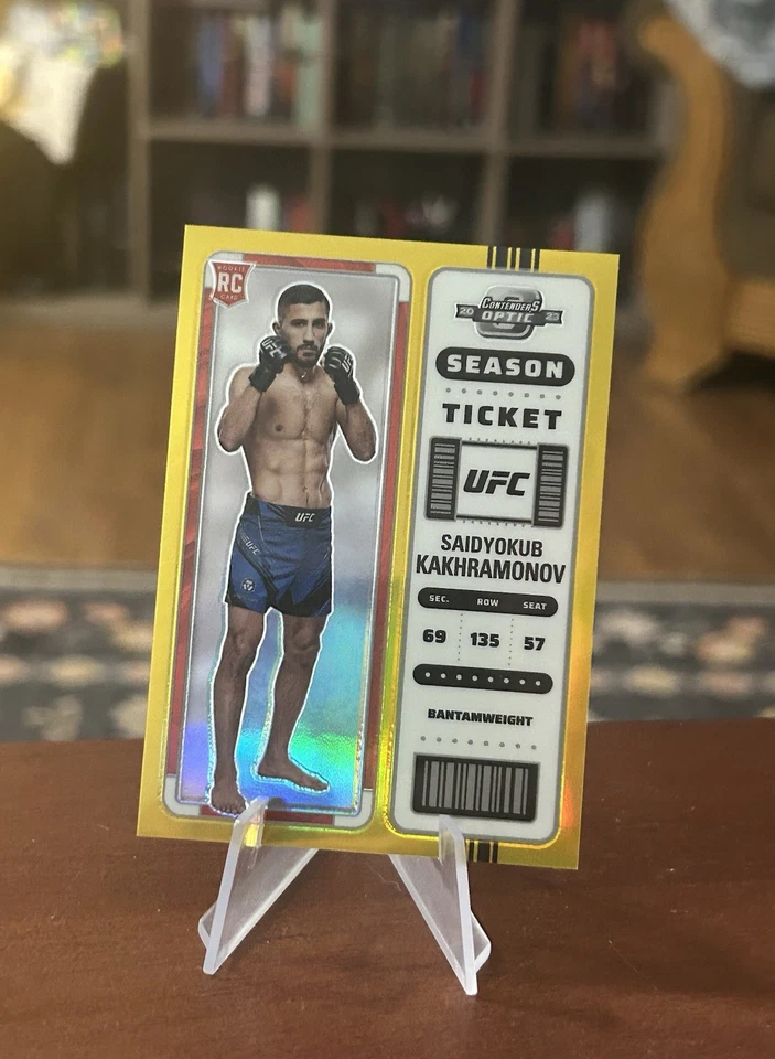 Boleto de temporada 2023 Contenders Optic Saidyokub Kakhramonov UFC RC GOLD PRIZM #/10 Foto 1 de 4