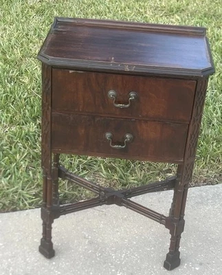 MESA AUXILIAR VICTORIANA DE CAOBA CUIDADA Doble Patas con 2 Cajones Imperfecciones Foto 1 de 4