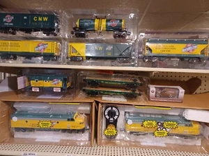 O Gauge CHICAGO & NORTHWESTERN Diesel Locomotive AA Set + Caboose Rolling Stock - Picture 1 of 11
