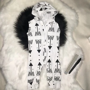 Baby 12-18M minimalistischer Tribal schwarz weiß Symbol Einteiler Kapuze Overall - Bild 1 von 7
