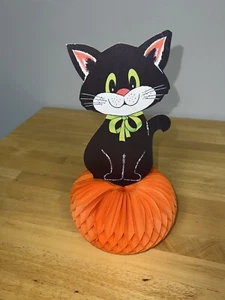 Vintage cartone fustellato Halloween gatto nero seduto su una zucca a nido d'ape - Foto 1 di 22