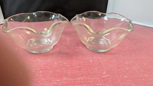 2 Vintage Klarglas Schalen Rüschenrand geriffelt Blumenform Bonbon Dip Schale - Bild 1 von 2