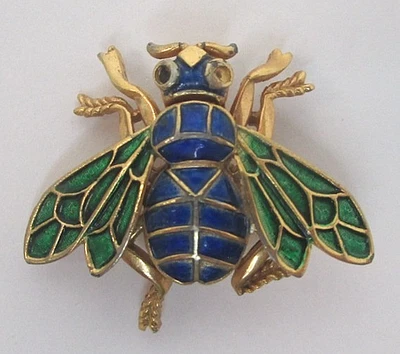 Pin Trifari Bee 1960 esmaltado azul y verde tono dorado antiguo falta una piedra Foto 1 de 4