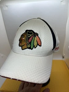 Chicago Blackhawks NHL Reebok White Trucker Mesh Fitted Hat Cap S/M Used - Afbeelding 1 van 16