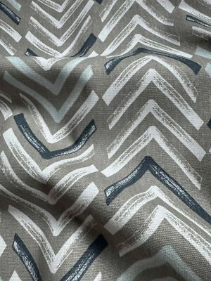 Dancer Driftwood 雪佛龙蓝色灰色 - Premier 印花棉质帆布面料 — 第 1/4 张图片