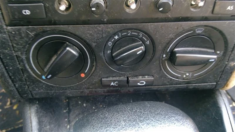 Interruptor selector de aire acondicionado usado se adapta a: Volkswagen Golf City Canadá 2003 solo con grado de aire acondicionado Foto 1 de 4