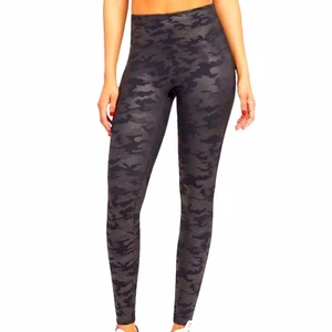 Spanx Small Kunstleder hoch tailliert Camouflage Leggings Schlankmacher Athleisure Komfort - Bild 1 von 9