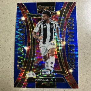 2024-25 Panini Select FIFA Douglas Luiz Juventus BLUE PULSAR PRIZM #25 - Bild 1 von 2