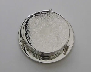 Untersetzer 6 Stück und 1 Flaschenhalter versilbert floral verziert - neu - Bild 1 von 1