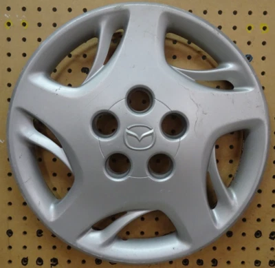 原始设备制造商二手 2000 - 2001 年马自达 MPV 15 英寸轮毂盖车轮盖 LC62377 56543 破损夹 — 第 1/4 张图片