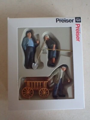 Preiser Landbevölkerung 3 Figuren mit Handwagen 63078 Spur 1 OVP 1:32 - Bild 1 von 2