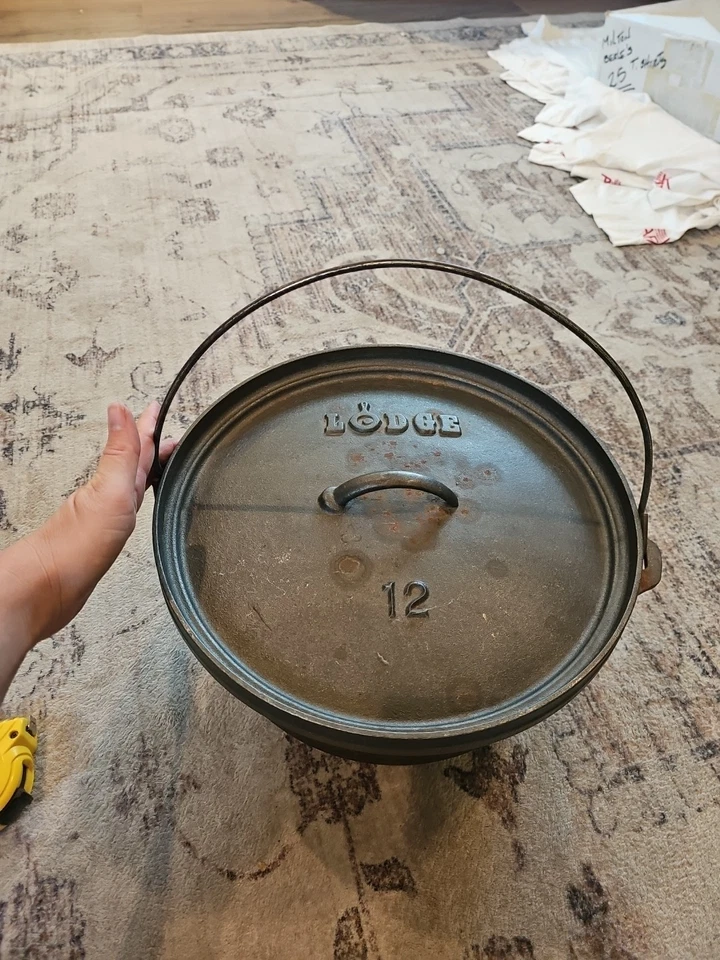 Horno de campamento holandés vintage Lodge de hierro fundido de 12 patas con tapa y mango oxidado EE. UU. Foto 1 de 4