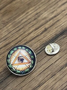 GROS PIN'S 2cm Métal Argenté Franc Maçon Illuminatti Illuminati Nouvel Ordre - Picture 1 of 2